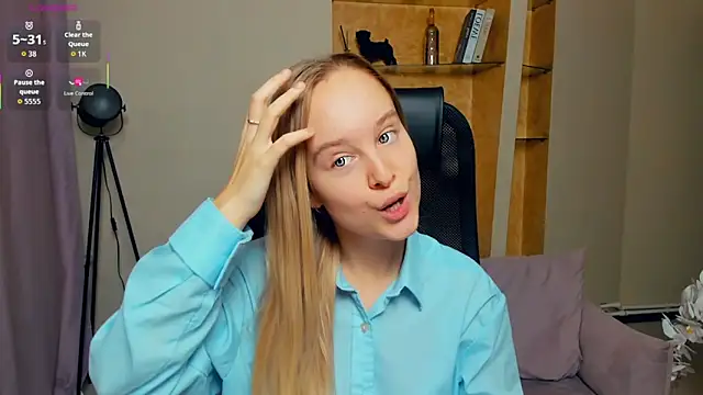 Snapshot of SoonMoor chatting on November 19, 2025, 7:36 pm SoonMoor online show from November 19, 2025, 7:36 pm