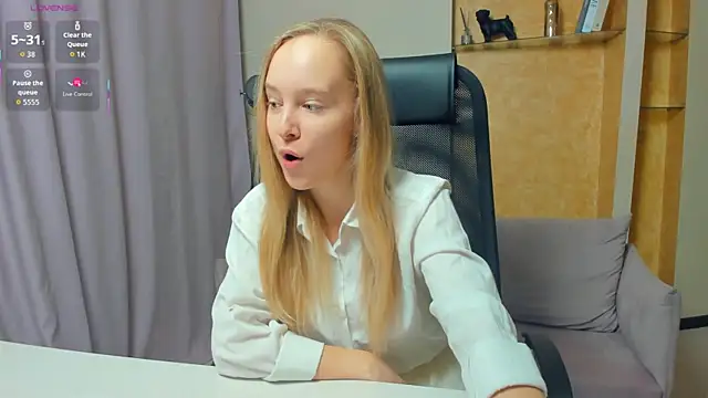 Snapshot of SoonMoor chatting on November 22, 2025, 7:24 pm SoonMoor online show from November 22, 2025, 7:24 pm