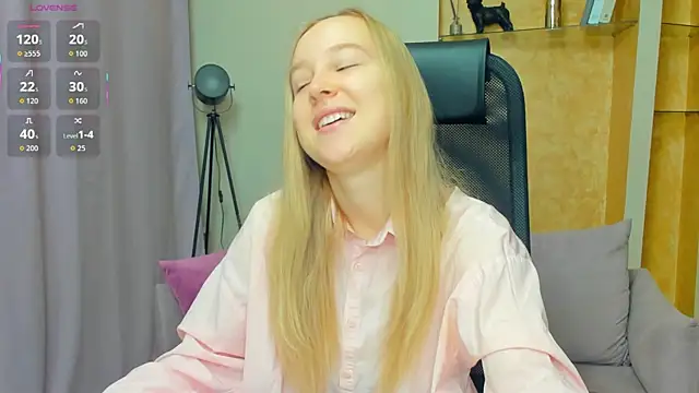 Snapshot of SoonMoor chatting on November 24, 2025, 7:02 pm SoonMoor online show from November 24, 2025, 7:02 pm