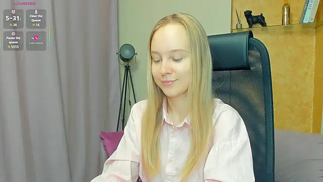 Snapshot of SoonMoor chatting on November 25, 2025, 7:03 pm SoonMoor online show from November 25, 2025, 7:03 pm