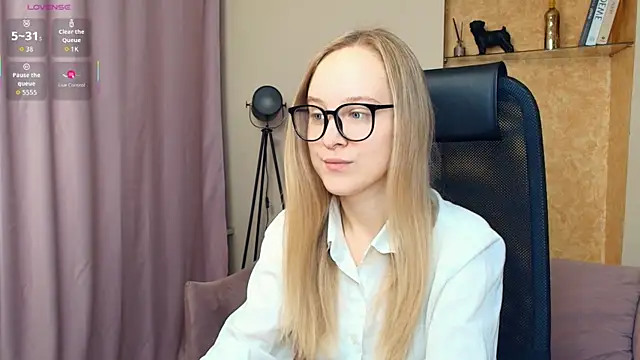 Snapshot of SoonMoor chatting on November 27, 2025, 7:16 pm SoonMoor online show from November 27, 2025, 7:16 pm