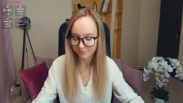 Snapshot of SoonMoor chatting on November 28, 2025, 7:05 pm SoonMoor online show from November 28, 2025, 7:05 pm