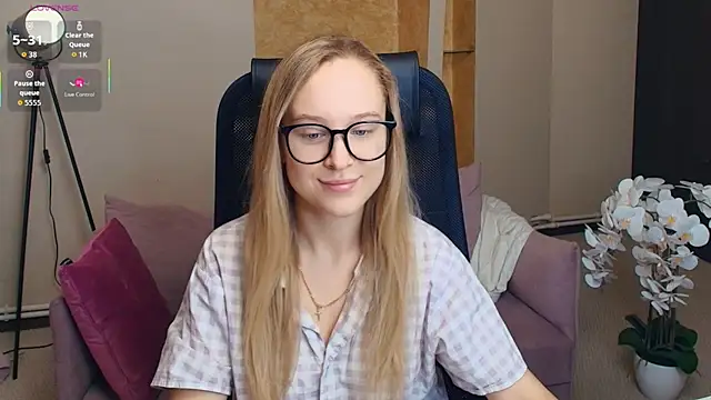 Snapshot of SoonMoor chatting on December 4, 2025, 7:00 pm SoonMoor online show from December 4, 2025, 7:00 pm