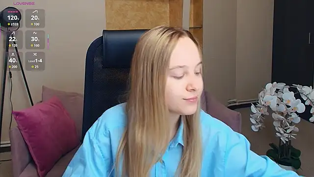 Snapshot of SoonMoor chatting on December 5, 2025, 7:21 pm SoonMoor online show from December 5, 2025, 7:21 pm