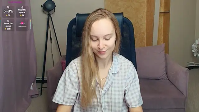 Snapshot of SoonMoor chatting on December 17, 2025, 6:58 pm SoonMoor online show from December 17, 2025, 6:58 pm