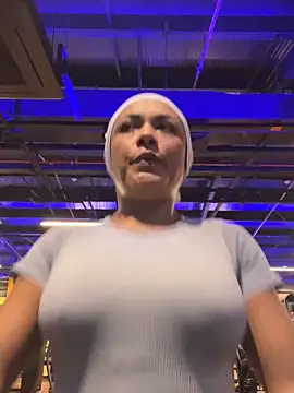 TiffanyyLam online show from November 4, 2025, 10:47 am