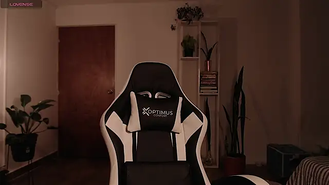 Ellyuwuw online show from November 6, 2025, 11:48 pm