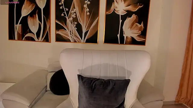 LucyWeiss  online show from October 28, 2025, 8:00 pm