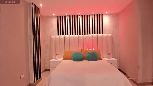 LucyWeiss  online show from November 12, 2025, 8:41 pm