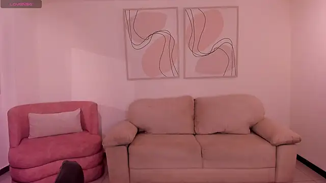 LucyWeiss  online show from November 20, 2025, 8:08 pm