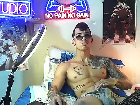 Snapshot of Strongcockfitness chatting on October 3, 2025, 12:57 pm Strongcockfitness online show from October 3, 2025, 12:57 pm