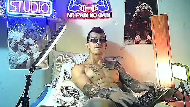 Snapshot of Strongcockfitness chatting on October 4, 2025, 11:36 pm Strongcockfitness online show from October 4, 2025, 11:36 pm