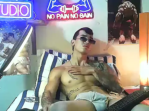 Snapshot of Strongcockfitness chatting on October 8, 2025, 1:47 am Strongcockfitness online show from October 8, 2025, 1:47 am