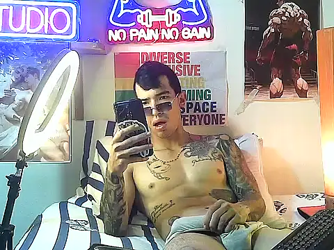 Snapshot of Strongcockfitness chatting on October 15, 2025, 5:24 pm Strongcockfitness online show from October 15, 2025, 5:24 pm