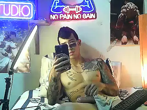 Snapshot of Strongcockfitness chatting on October 18, 2025, 9:04 pm Strongcockfitness online show from October 18, 2025, 9:04 pm