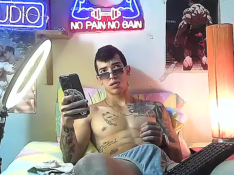 Snapshot of Strongcockfitness chatting on October 22, 2025, 11:04 pm Strongcockfitness online show from October 22, 2025, 11:04 pm