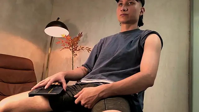 Snapshot of enzo_steel chatting on November 23, 2025, 8:19 pm enzo steel online show from November 23, 2025, 8:19 pm