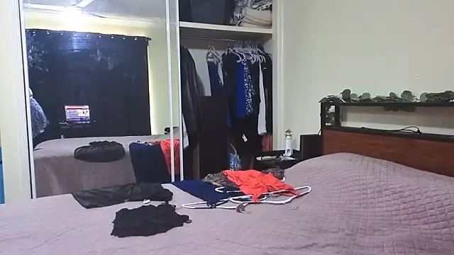 aussiepeaches online show from November 23, 2025, 4:01 am