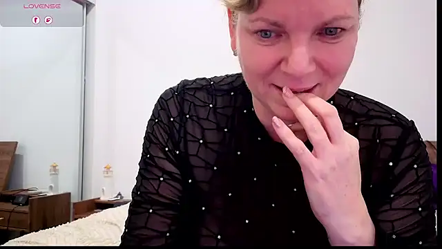 aussiepeaches online show from July 1, 2026, 11:01 am