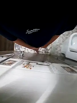 winter0cold  online show from October 17, 2025, 4:37 am