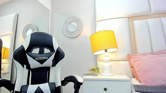 Sweet Lucianaa online show from December 14, 2025, 1:27 pm