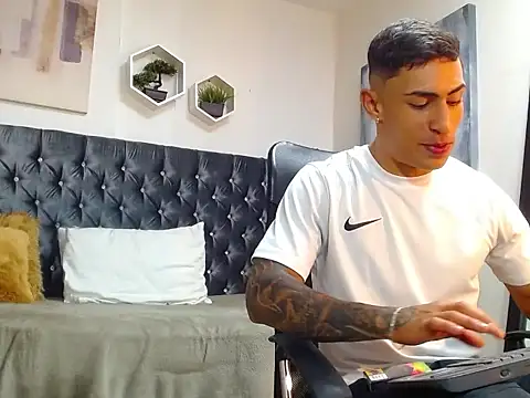 Snapshot of adrian_ray chatting on October 3, 2025, 6:16 pm adrian ray online show from October 3, 2025, 6:16 pm