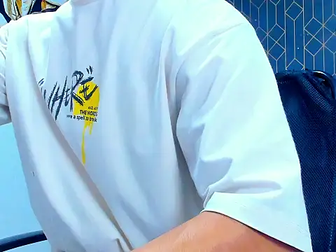 Snapshot of adrian_ray chatting on November 6, 2025, 5:58 pm adrian ray online show from November 6, 2025, 5:58 pm