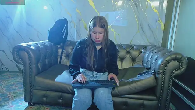 Olivia11  online show from December 17, 2025, 11:27 am