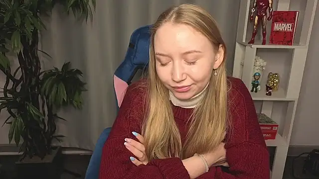 Snapshot of JulieGreen chatting on November 2, 2025, 12:40 pm JulieGreen online show from November 2, 2025, 12:40 pm