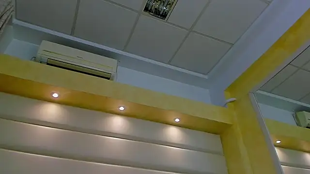 Snapshot of Jelly_Bee chatting on October 30, 2025, 8:31 pm Jelly Bee online show from October 30, 2025, 8:31 pm