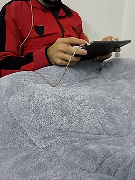 yazinyazin1 online show from November 17, 2025, 3:45 am