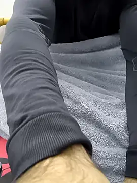 yazinyazin1 online show from November 24, 2025, 9:47 pm