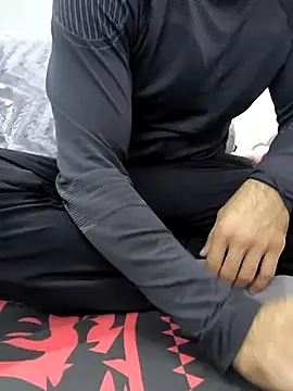 yazinyazin1 online show from December 4, 2025, 7:11 pm