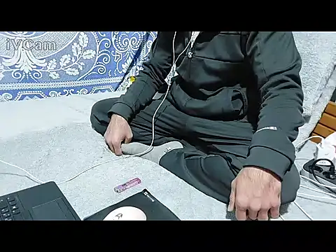 yazinyazin1 online show from February 27, 2026, 9:15 pm