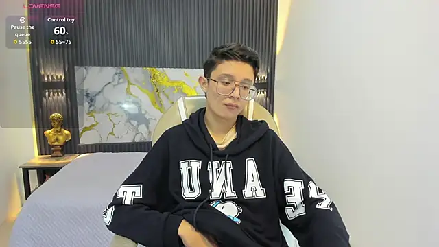 SantiagoRusso18 online show from September 26, 2025, 12:09 pm