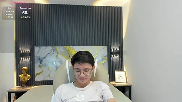 SantiagoRusso18 online show from October 17, 2025, 12:08 pm