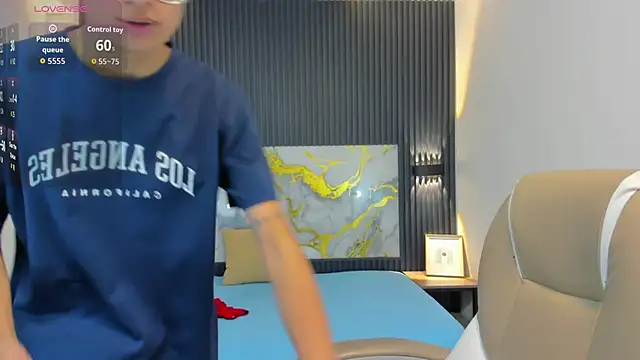 SantiagoRusso18 online show from October 26, 2025, 12:44 pm