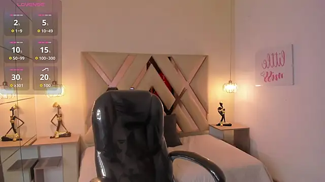 SantiagoRusso18 online show from December 2, 2025, 8:04 pm