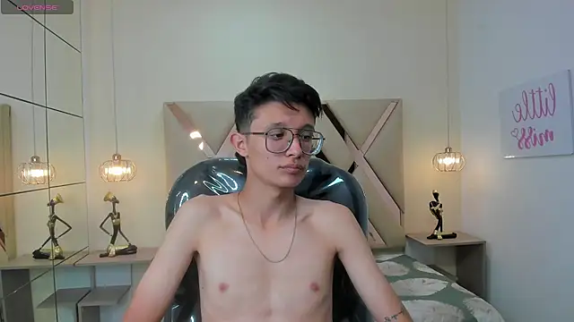 SantiagoRusso18 online show from December 13, 2025, 8:04 pm