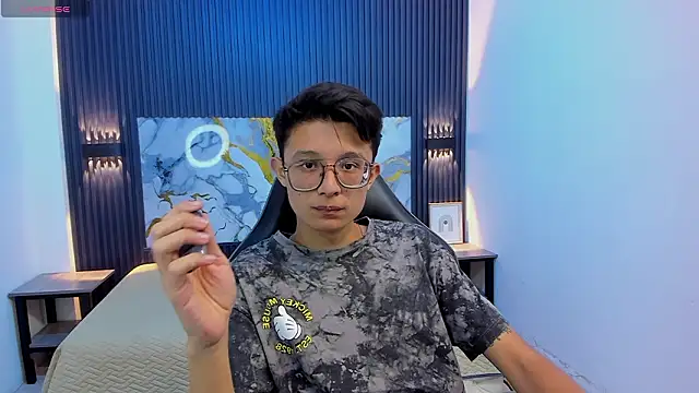 SantiagoRusso18 online show from March 6, 2026, 7:10 pm