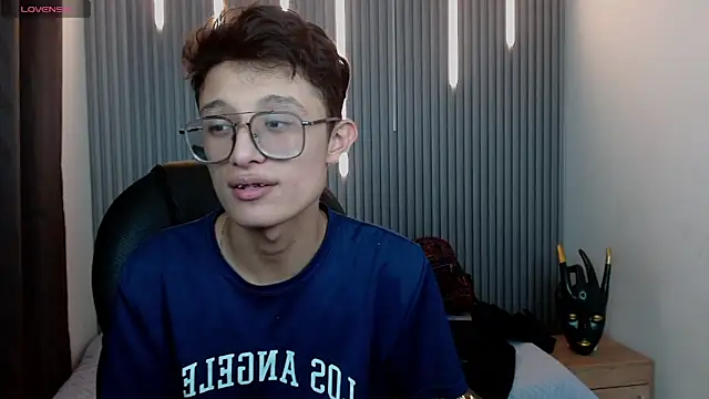Snapshot of SantiagoRusso18 chatting on April 19, 2026, 10:34 pm SantiagoRusso18 online show from April 19, 2026, 10:34 pm