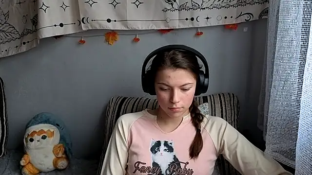 CutieAnny online show from November 19, 2025, 4:23 am