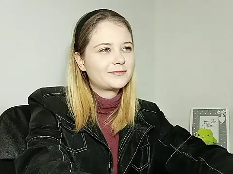 Snapshot of LydiaYoung chatting on November 11, 2025, 7:14 pm LydiaYoung online show from November 11, 2025, 7:14 pm