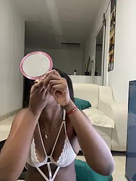 Snapshot of zaracollins01 chatting on October 31, 2025, 12:11 am zaracollins01 online show from October 31, 2025, 12:11 am