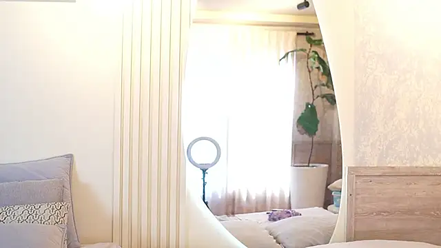 Tayler Kim online show from October 27, 2025, 7:07 pm