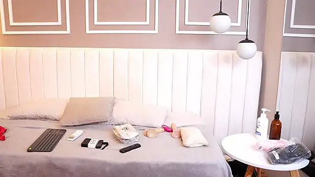 Tayler Kim online show from November 30, 2025, 4:33 pm