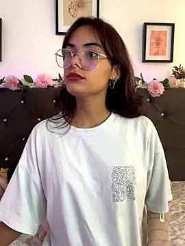 Im Lyan online show from November 22, 2025, 3:11 pm