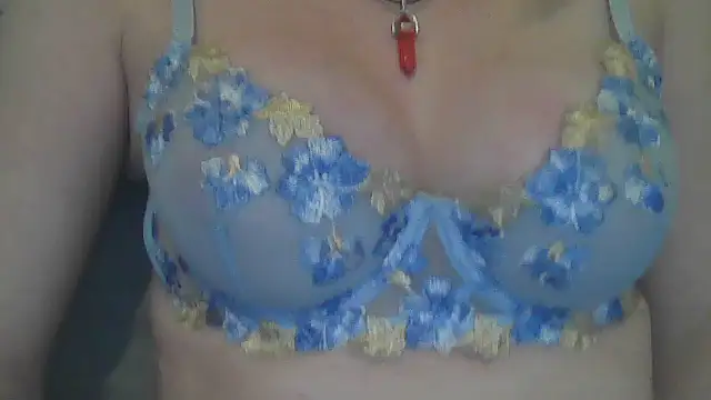 flirty babe x online show from April 19, 2026, 9:06 pm