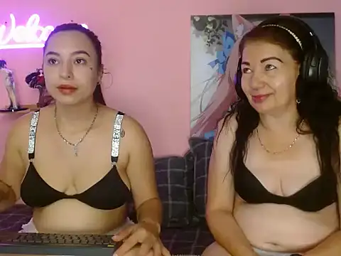 estefania 34 online show from October 9, 2025, 8:07 pm