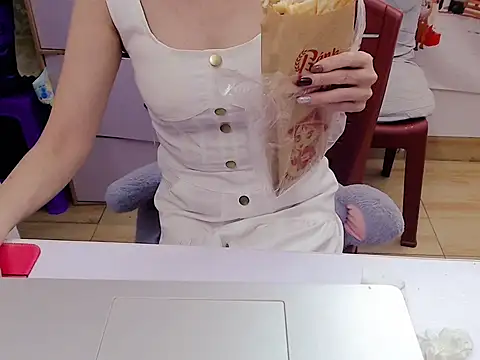 Snapshot of Funnygirl_9x chatting on December 15, 2025, 1:32 am Funnygirl 9x online show from December 15, 2025, 1:32 am